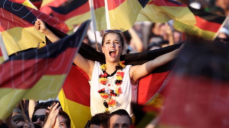 So schön jubeln nur Fuball-Fans: Volkswirte drücken ihre Freude in der Regel anders aus (Archivbild).