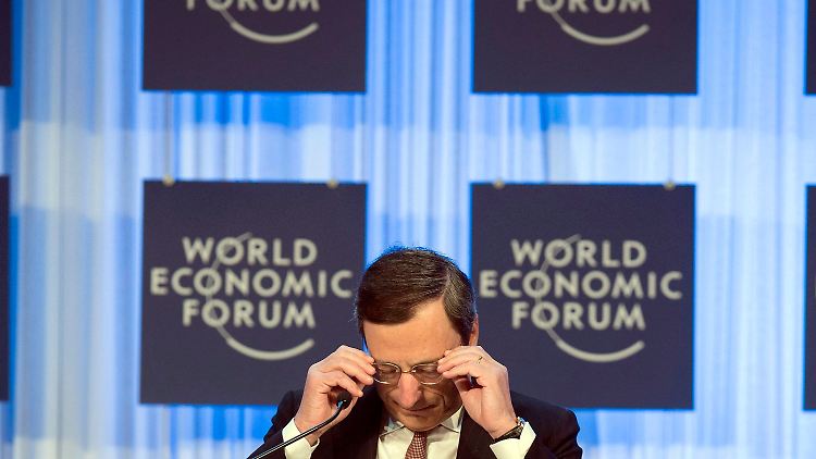 Unverkennbare Geste: Mario Draghi auf der großen Bühne in Davos.