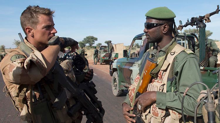 Rund um Diabali patrouillieren Militärfahrzeuge: Malische Truppen versuchen die Städte in der Landesmitte zu sichern, die bereits zurückerobert wurden. 