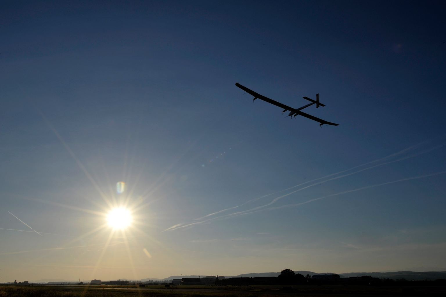 Es war das erste Mal, dass ein bemanntes Solarflugzeug die Nacht durchfliegt. 