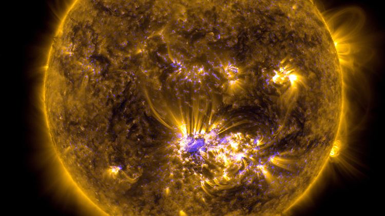 Verflochtene Magnetfelder sollen für die extrem heiße Atmosphäre der Sonne verantwortlich sein.