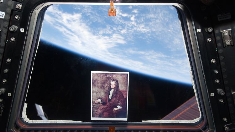 Ausflug in die Schwerelosigkeit: Newton, der Entdecker der Schwerkraft, begleitete Astronaut Piers Sellers auf dem Weg ins All.