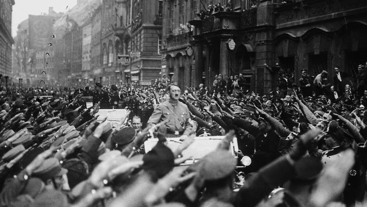 Hitler in  München, 9. November 1933.
