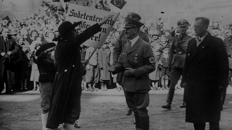 Hitler während einer Feier auf den Heldenplatz in Wien am 15. März 1938.