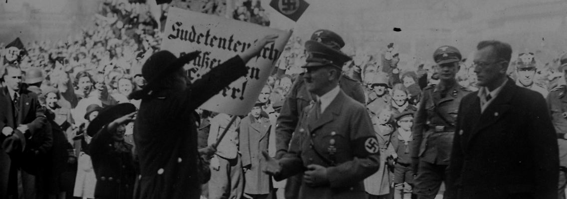 Hitler während einer Feier auf den Heldenplatz in Wien am 15. März 1938.