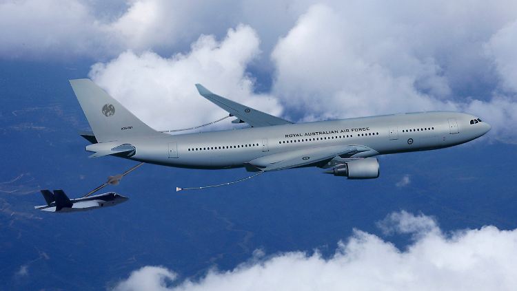 Die Idee der Luftbetankung ist nicht neu: Das Computerbild der EADS zeigt einen Airbus A330 bei der Betankung eines Joint Strike Fighters (l) mit dem Rohr-Tanksystem "Boom" von EADS. (Bild von 2005)