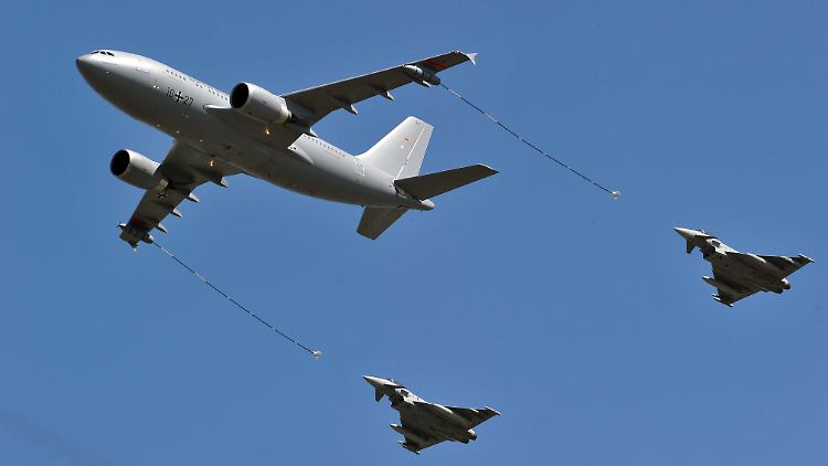 Ein Airbus A319 der Bundeswehr und zwei Euro-Fighter zeigen auf der Internationalen Luft- und Raumfahrtausstellung ILA in Schönefeld, wie eine Betankung in der Luft funktioniert.