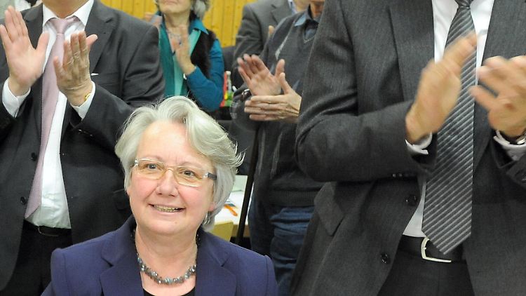 Schavan inmitten applaudierenden Delegierten.