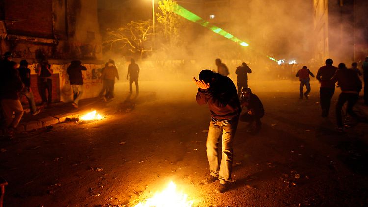 Tränengaseinsatz in Kairo soll die Demonstranten vom Regierungssitz fernhalten.