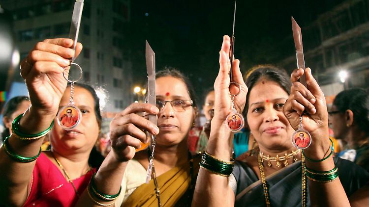 Frauen in Mumbai zeigen ihre Messer mit denen sie sich vor Übergriffen schützen wollen.