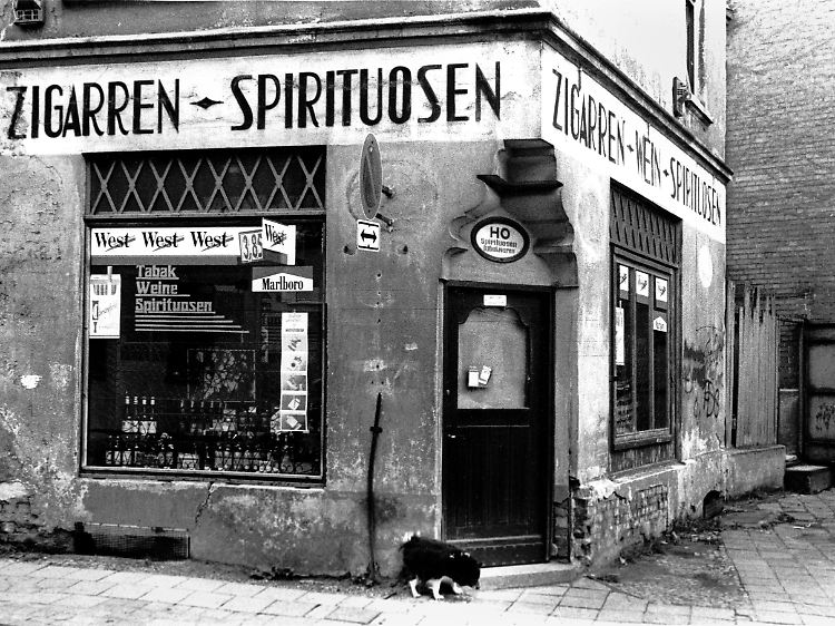 Ein heruntergekommener Schnaps- und Zigarettenladen in der Stadt Wismar im August 1990: 16 Liter Branntwein wurden 1988 vom DDR-Durchschnittsbürger konsumiert.