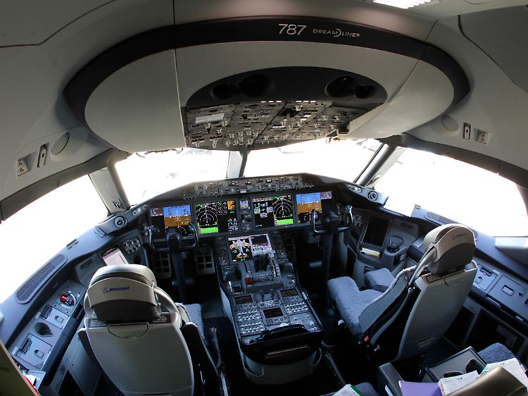 Leere Sitze im Cockpit: Ungeduldig erwarten 787-Piloten das Ergebnis der Untersuchungen.
