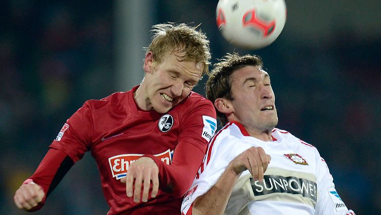 Freiburgs Jonathan Schmid kämpft mit dem Leverkusener Stefan Reinartz um den Ball.