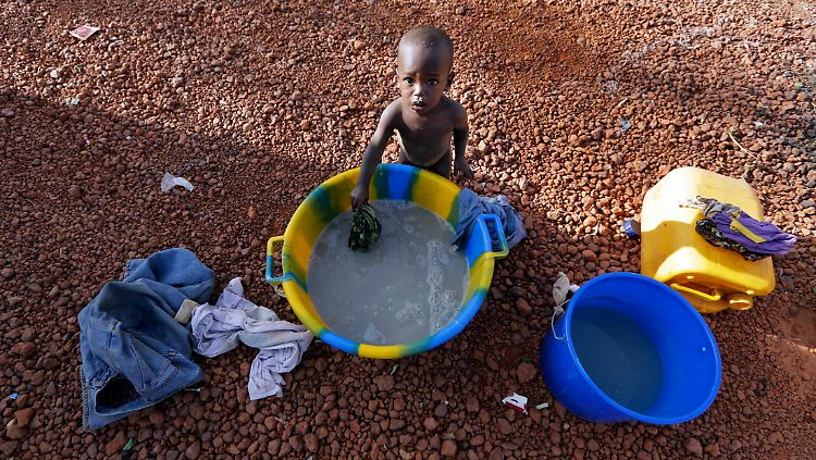 Wie in jedem Konflikt sind die Flüchtlinge - hier ein Kind im Lager Sevare - die eigentlichen Leidtragenden.