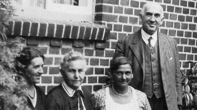 Minna (2.v.r.) und Gustav Wächter 1932.