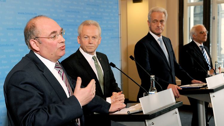 Lieferprobleme bremsen den Zugverkehr: Gerald Hörster (l.) reist mit einem Vorschlag zum nächsten Spritzetreffen.