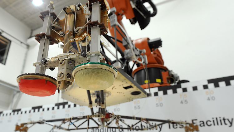 In der Explorationshalle des Institutes für Raumfahrtsysteme im Deutschen Zentrum für Luft- und Raumfahrt (DLR) in Bremen wird mit dem originalgroßen Modell der Raumsonde "Philae" ein Abwurftest durchgeführt.