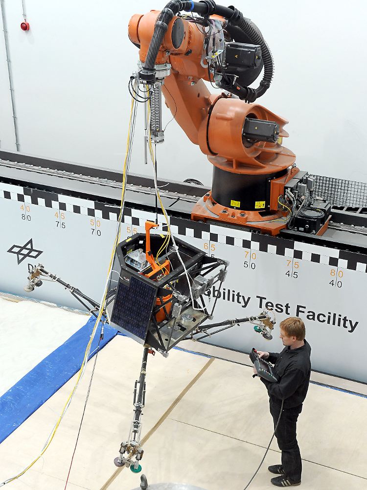 Silvio Schröder vom DLR bereitet am 11. Dezember 2012 das "Philae"-Modell für einen Abwurftest vor. Im November 2014 soll "Philae" auf einem Kometen landen.