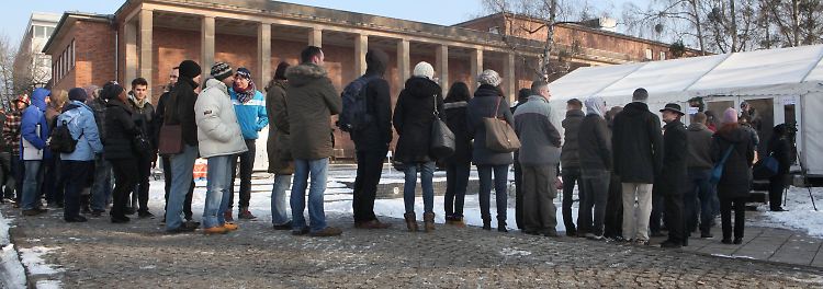 Hunderte Menschen standen am 26. Januar im Studio Babelsberg an, um sich als Komparsen für "The Monuments Men" zu bewerben. Für den Film von und mit Clooney wurden tausende Männer und Frauen zwischen 18 bis 50 Jahren gesucht.