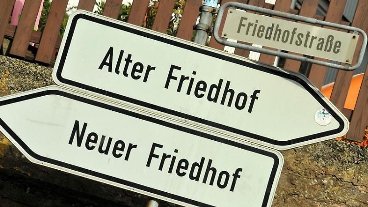 Mit dem Tod endet die Miete nicht automatisch: Ein Vertrag muss gekündigt oder von einem anderen Mitbewohner übernommen werden.