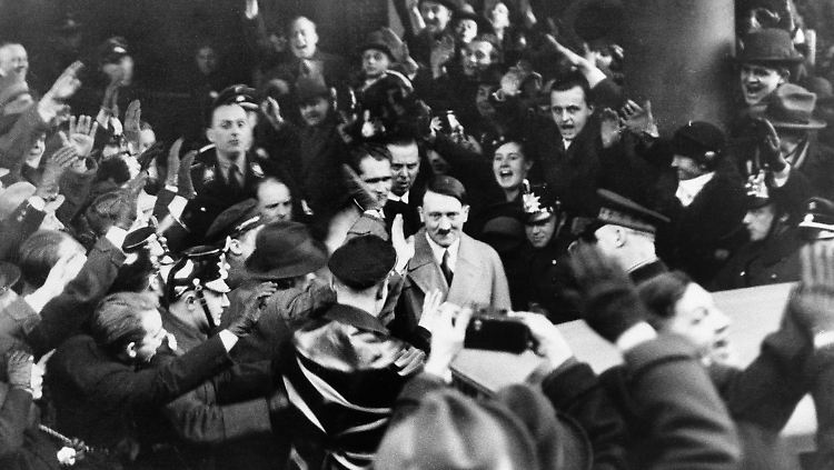 Nach seiner Ernennung zum Reichskanzler wird Hitler von Anhängern umjubelt.