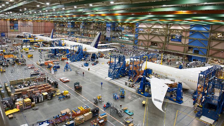 Flugzeugproduktion in der Boeing-Werft bei Seattle: Einfach anhalten lässt sich der Prozess nicht.