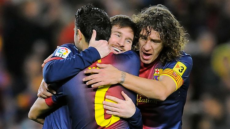 Lionel Messi holt sich die Glückwünsche der Teamkollegen zu seinem Viererpack gegen Osasuna ab.