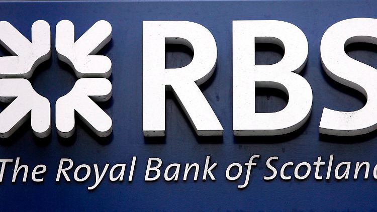 Die großteils verstaatlichte britische Großbank Royal Bank of Scotland will offenbar eine Menge Geld unter die Leute bringen.
