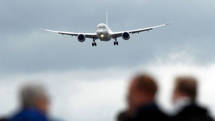 Anflug auf Farnbourough mit charakteristisch nach oben gebogenen Tragflächen: Bei der Luftfahrtmesse im vergangenen Sommer war die Welt für den Dreamliner noch in Ordnung.