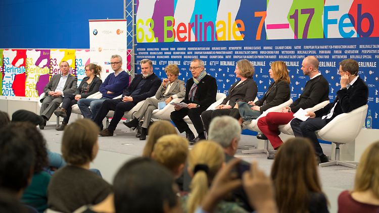 Berlinale-Direktor Dieter Kosslick (6.v.l.) und die Leiter der Berlinale-Sektionen bei der Pressekonferenz - die Jury wurde dort bekannt gegeben.