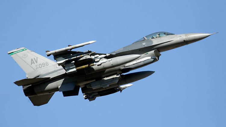 Entworfen von General Dynamics, mittlerweile im Programm bei Lockheed Martin: Fällt bei einer F-16 das Triebwerk aus, bleibt dem Piloten nur der Schleudersitz.