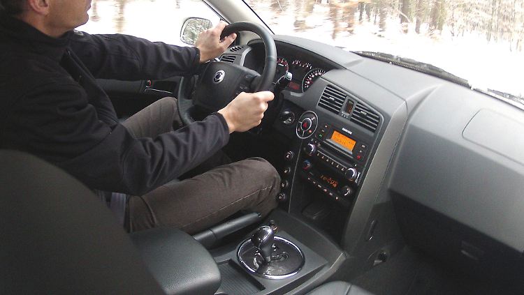 In der gefällig gestalteten Kabine ist der Fahrer nicht sicher vor Überraschungen.