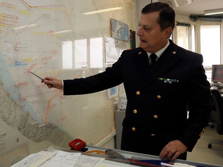 "Status unkown": Francesco Saverio Ferrara, Admiral der italienischen Seestreitkräfte, deutet auf die Koordinaten, an der die Amerikaner einen ihrer Kampfjets vermuten.