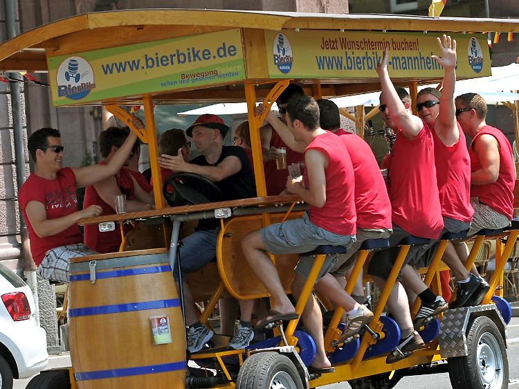 Ausgebremst: Ohne Sondergenehmigung dürfen Bierbikes nicht über Deutschlands Straßen rollen, beschloss das Bundesverwaltungsgericht im Sommer 2012.