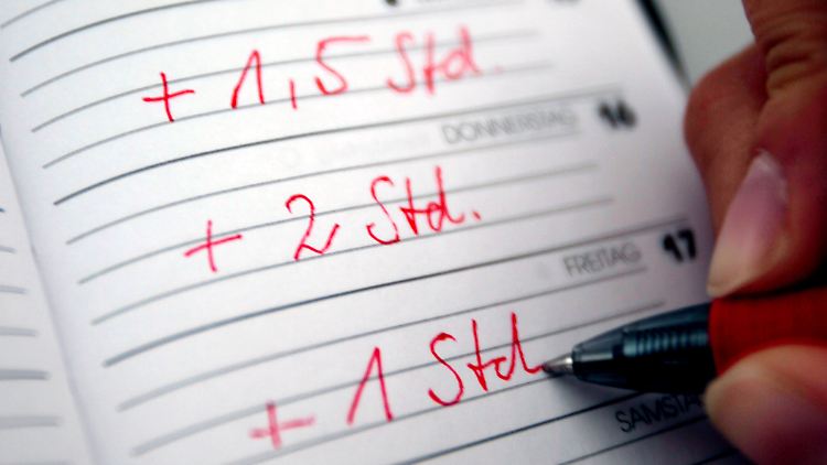Überstunden führen auf Dauer zu Stress.