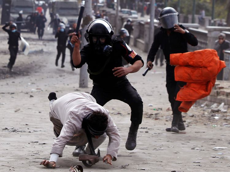 Die Sicherheitskräfte schlagen zurück: In den vergangenen Tagen starben bei Zusammenstößen zwischen Demonstranten und Polizei mehr als 50 Ägypter, Hunderte erlitten Verletzungen.