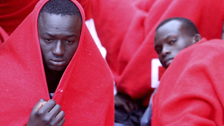Diese beiden Flüchtlinge gehören zu einer Gruppe von Afrikanern, die im Süden Spaniens, also an der Außengrenze der EU, aufgegriffen wurden.