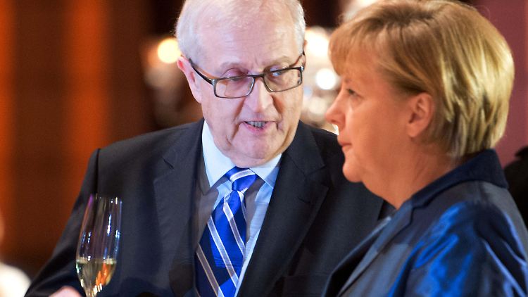 Brüderle im Gespräche mit Kanzlerin Merkel beim festlichen Abend des Bundesverbandes der Deutschen Industrie in Berlin.