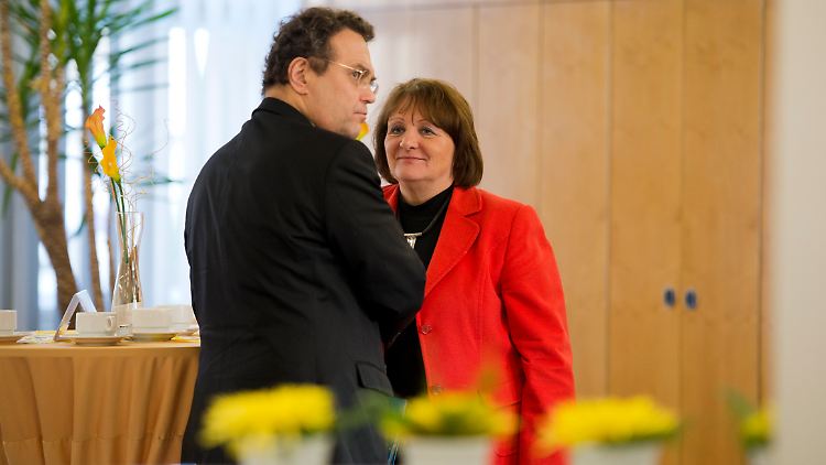 Friedrich unterhält sich mit Bundesjustizministerin Leutheusser-Schnarrenberger.