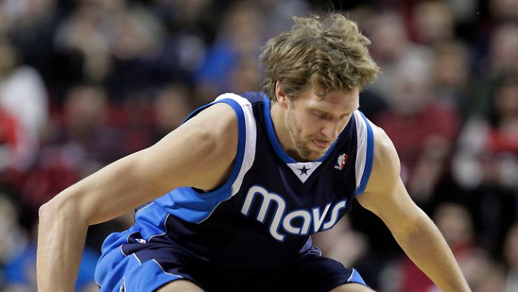 Gut warmgemacht hat er sich: Dirk Nowitzki in der Rose-Garden-Arena zu Portland.