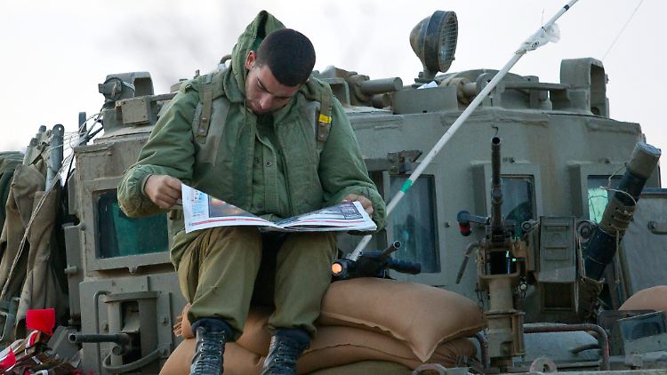 Israelischer Soldat bei der Zeitungslektüre.