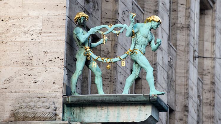 100 Jahre hing der goldene Keks hoch oben, plötzlich war er weg.