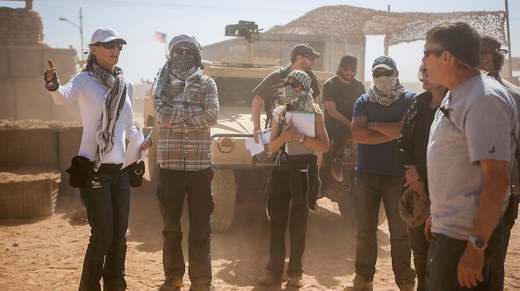 Kathryn Bigelow (l.) und Mark Boal (2.v.l.) bei den staubigen Dreharbeiten in Jordanien.