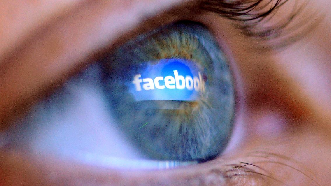 Facebook immer im Blick: Smartphone-Nutzung steigt deutlich.