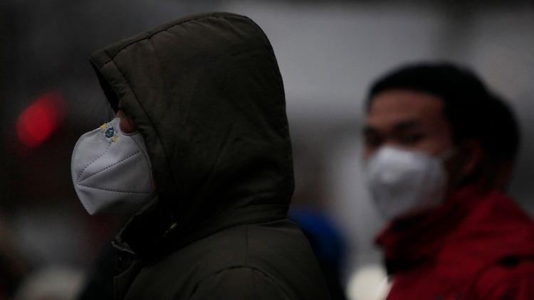 Wer Angst um seine Gesundheit hat, trägt eine Atemschutzmaske. Aber was macht man mit den Kindern?