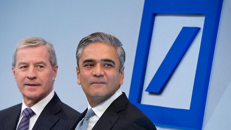 Gleicher Job, gleiches Geld: Anshu Jain (r) achtet auf Ausgewogenheit gegenüber seinem Co-Chef Fitschen.