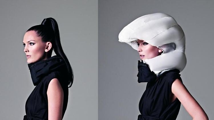 Vielleicht ja eine Alternative für Helmmuffel: Der Hövding wird wie ein Schal um den Hals getragen - bei einem Unfall legt sich ein Airbag um Kopf und Nacken.  