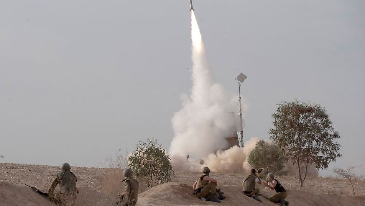 Israelische Soldaten feuern Raketen ab. (Archiv)