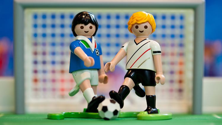 Playmobil lässt den Ball jetzt erstmals auch im eigenen Laden rollen.