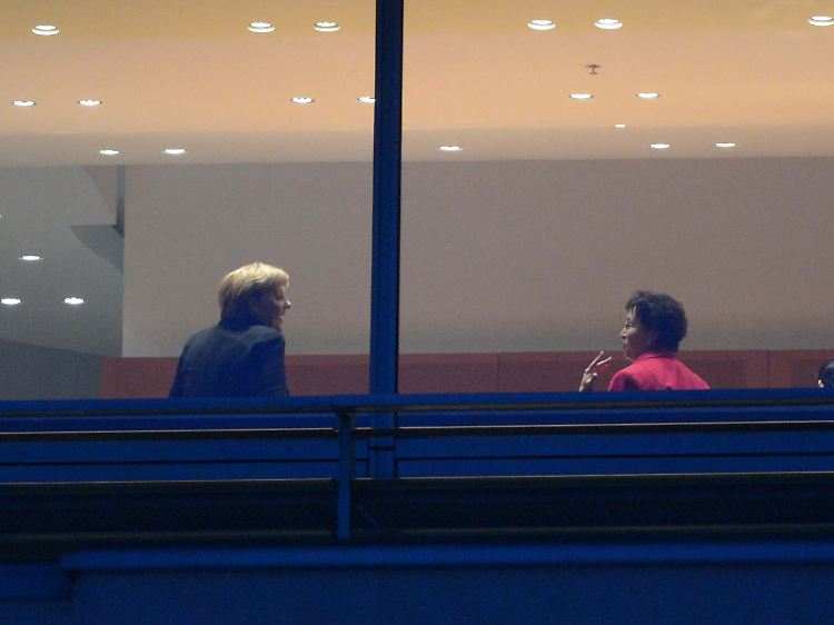 Kanzlerin Merkel und FDP-Frau Homburger sind kurz am Fenster zu sehen.
